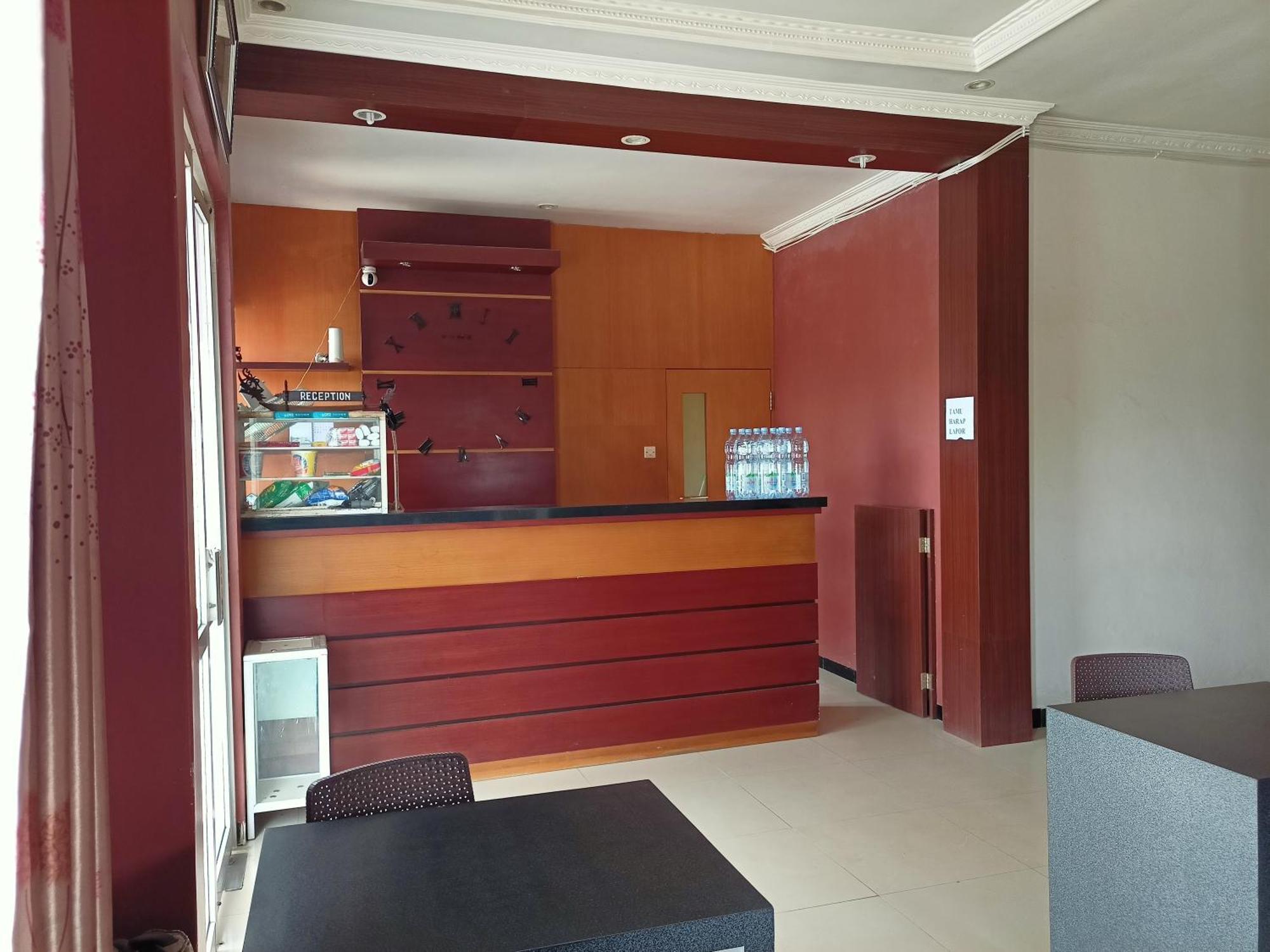 Oyo 92098 Kost Orange Syariah Hotel Makassar Exterior photo
