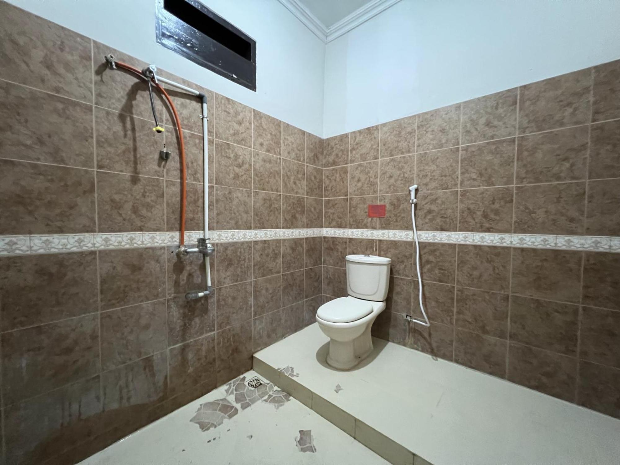 Oyo 92098 Kost Orange Syariah Hotel Makassar Exterior photo